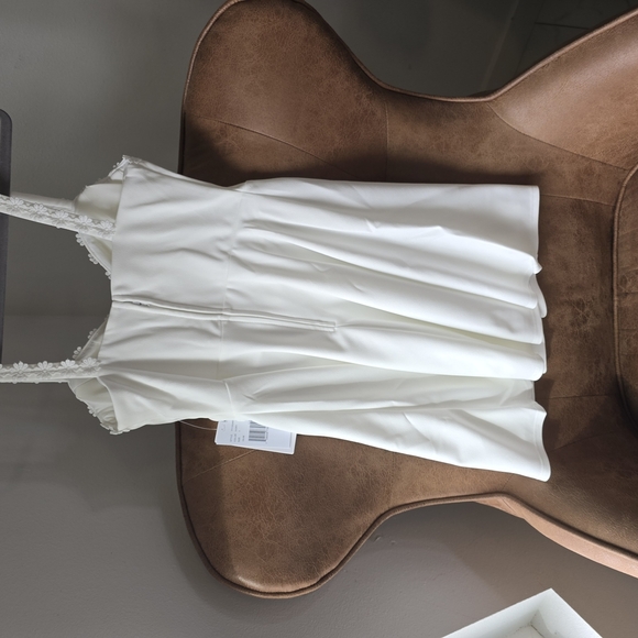 Elegant White Dress - Picture 4 of 4